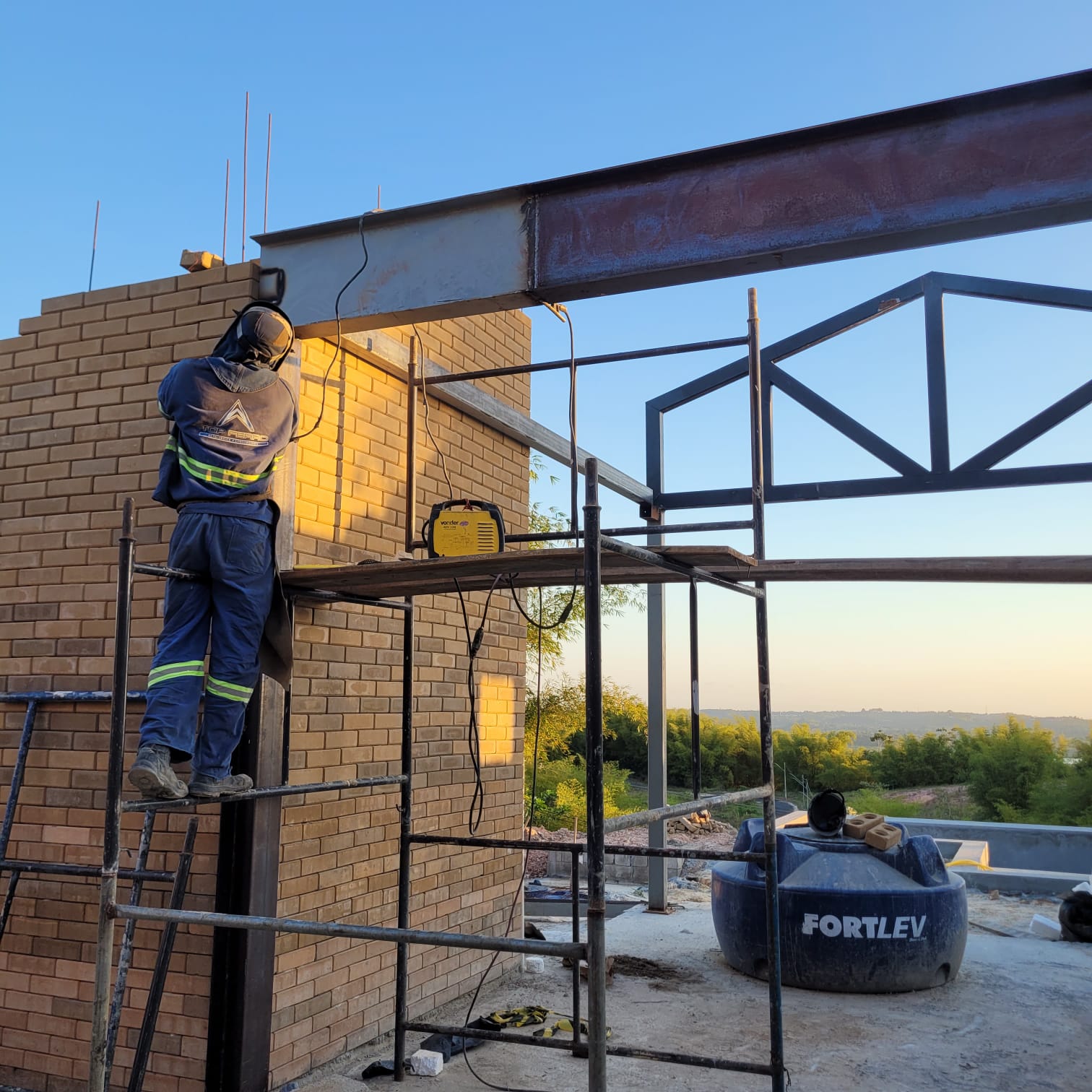 estrutura metálica para casa popular.jpeg