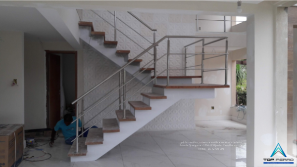 escada metalica com madeira.png